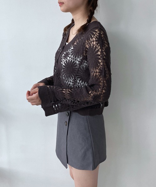 AS KNOW AS plus（アズノゥアズプラス）の「○おはなクロシェ かぎ針編みカーディガン（カーディガン/ボレロ・レディース・オフホワイト/ブルー/ブラック/グリーン/オレンジ/ピンク/ミント/ライム/ブラウン/グレイッシュブルー/チャコール/キャメル・FREE）」の4枚目の写真