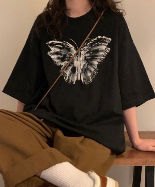 DIAVEL(ディアベル)の「【蝶プリント】韓国ストリート映え バタフライオーバーサイズTシャツ(Tシャツ/カットソー・レディース・ブラック/ホワイト・M)」の2枚目の写真