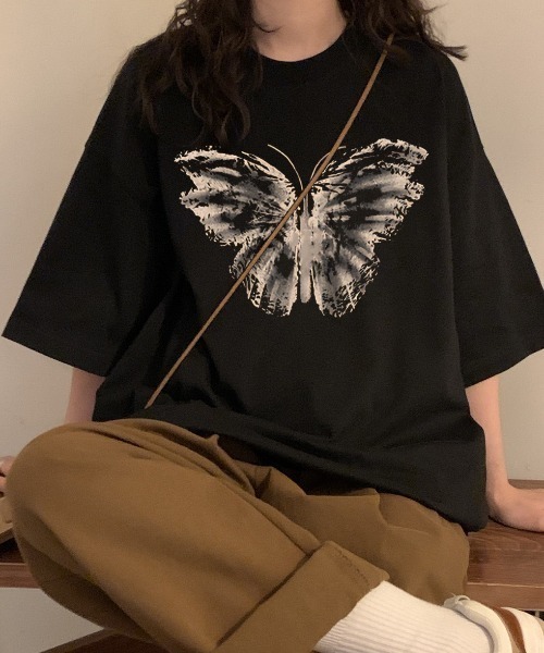 DIAVEL(ディアベル)の「【蝶プリント】韓国ストリート映え バタフライオーバーサイズTシャツ(Tシャツ/カットソー・レディース・ブラック/ホワイト・M)」の17枚目の写真