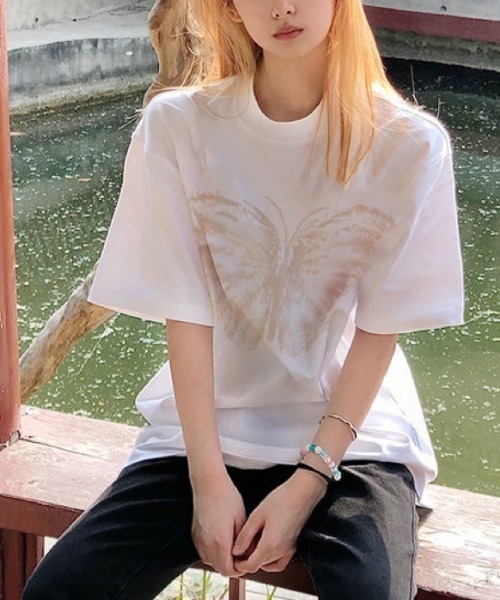 DIAVEL(ディアベル)の「【蝶プリント】韓国ストリート映え バタフライオーバーサイズTシャツ(Tシャツ/カットソー・レディース・ブラック/ホワイト・M)」の12枚目の写真