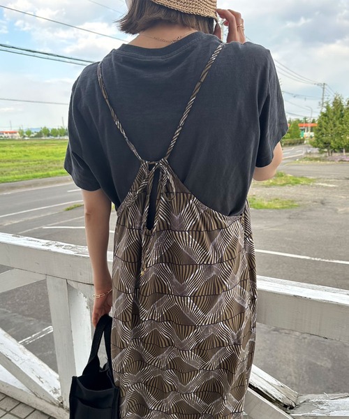 lil nina(リルニーナ)の「lil nina バックリボンキャミワンピース プリント(ワンピース・レディース・グリーン×ピンク/ネイビー/ダークベージュ・FREE)」の2枚目の写真