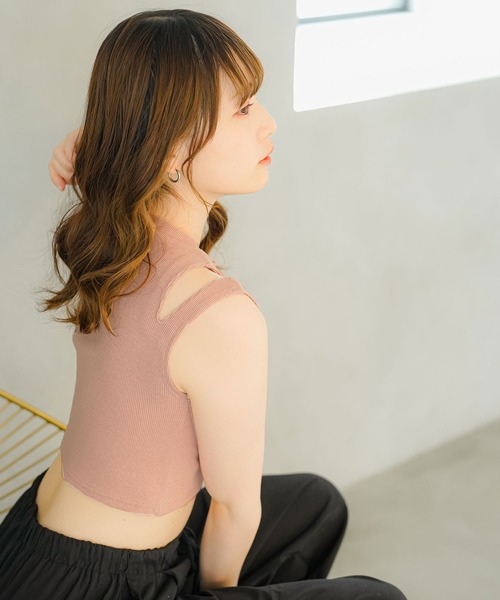 moulis'(ムーリス)の「ショルダースリットハイネックトップス(タンクトップ・レディース・ホワイト/ブラック/ベビーピンク・MEDIUM/LARGE/SMALL)」の11枚目の写真