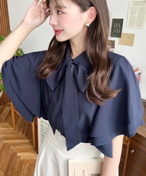 moment+（モーメントプラス）の「ボウタイ取り外し半袖フリルシャツ