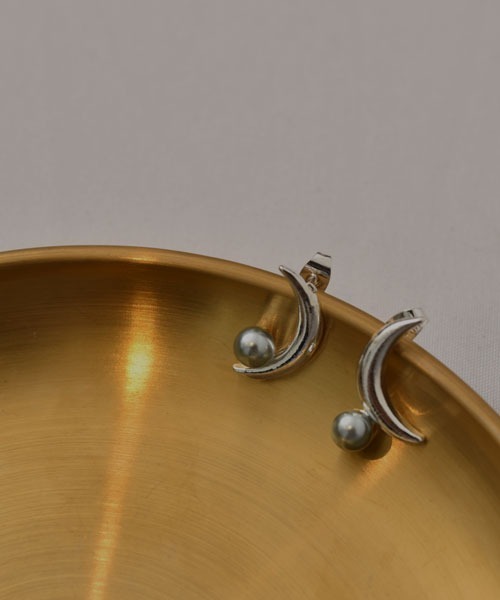 VIBGYOR Women（ヴィブジョー　ウィメン）の「【resonance】月モチーフ アシンメトリー ピアス（ピアス（両耳用）・レディース・シルバー系/シルバー系2/シルバー系1・FREE）」の2枚目の写真