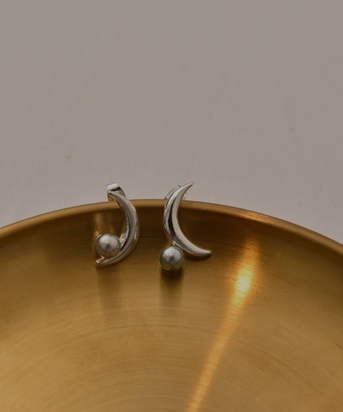 VIBGYOR Women（ヴィブジョー　ウィメン）の「【resonance】月モチーフ アシンメトリー ピアス（ピアス（両耳用）・レディース・シルバー系/シルバー系2/シルバー系1・FREE）」の3枚目の写真