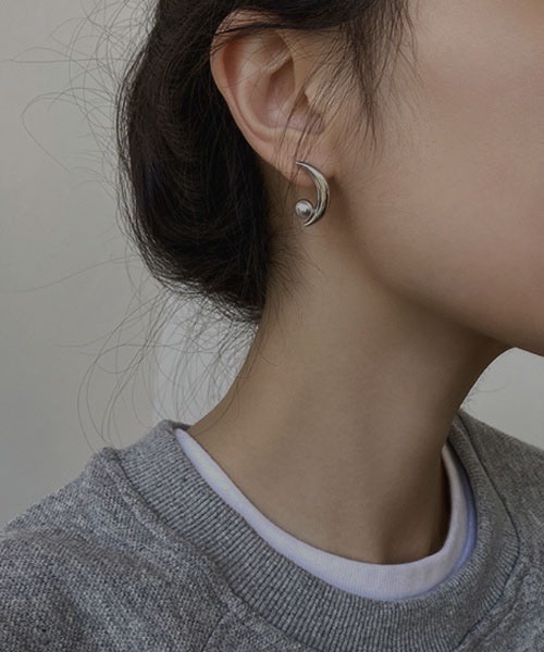 VIBGYOR Women（ヴィブジョー　ウィメン）の「【resonance】月モチーフ アシンメトリー ピアス（ピアス（両耳用）・レディース・シルバー系/シルバー系2/シルバー系1・FREE）」の4枚目の写真