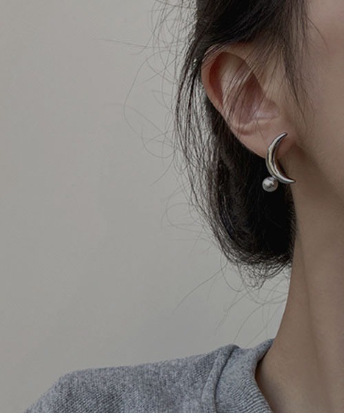 VIBGYOR Women（ヴィブジョー　ウィメン）の「【resonance】月モチーフ アシンメトリー ピアス（ピアス（両耳用）・レディース・シルバー系/シルバー系2/シルバー系1・FREE）」の6枚目の写真