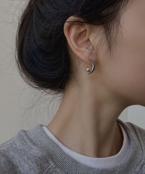 VIBGYOR Women（ヴィブジョー　ウィメン）の「【resonance】月モチーフ アシンメトリー ピアス（ピアス（両耳用）・レディース・シルバー系/シルバー系2/シルバー系1・FREE）」の5枚目の写真