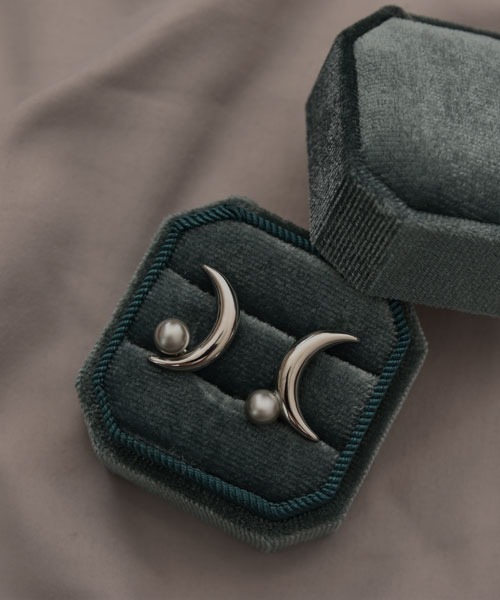 VIBGYOR Women（ヴィブジョー　ウィメン）の「【resonance】月モチーフ アシンメトリー ピアス（ピアス（両耳用）・レディース・シルバー系/シルバー系2/シルバー系1・FREE）」の7枚目の写真