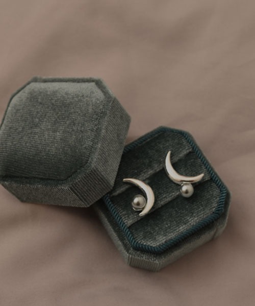 VIBGYOR Women（ヴィブジョー　ウィメン）の「【resonance】月モチーフ アシンメトリー ピアス（ピアス（両耳用）・レディース・シルバー系/シルバー系2/シルバー系1・FREE）」の10枚目の写真