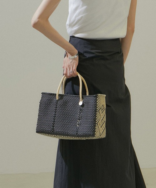 Letra(レトラ)の「【Letra for SALON】別注FLOR SHORT STYLE XS(かごバッグ・レディース・ブラック/キナリ・FREE)」の2枚目の写真