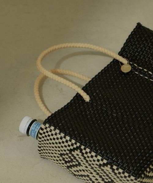 Letra(レトラ)の「【Letra for SALON】別注FLOR SHORT STYLE XS(かごバッグ・レディース・ブラック/キナリ・FREE)」の7枚目の写真