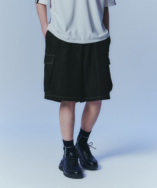 tk.TAKEO KIKUCHI(ティーケータケオキクチ)の「◆デニムワイドカーゴショーツ(その他パンツ・メンズ・ブラック系3/ブルー系3・02/03)」の1枚目の写真
