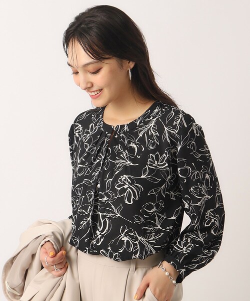 DRESKIP（ドレスキップ）の「◆【無理せずキレイ/イージーケア】ゴールドパーツがアクセント タックブラウス（シャツ/ブラウス・レディース・オフホワイト/アイボリー系/サックスブルー/ブラック系・02/03/04）」の2枚目の写真