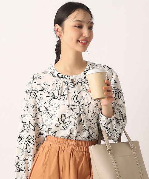 DRESKIP（ドレスキップ）の「◆【無理せずキレイ/イージーケア】ゴールドパーツがアクセント タックブラウス（シャツ/ブラウス・レディース・オフホワイト/アイボリー系/サックスブルー/ブラック系・02/03/04）」の3枚目の写真