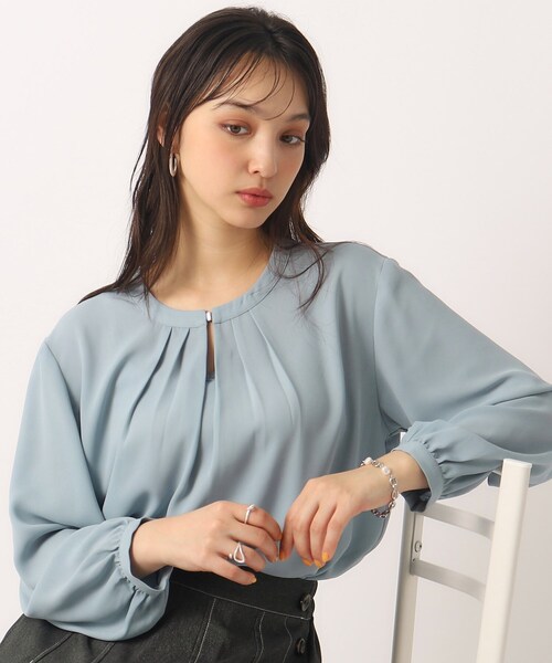 DRESKIP（ドレスキップ）の「◆【無理せずキレイ/イージーケア】ゴールドパーツがアクセント タックブラウス（シャツ/ブラウス・レディース・オフホワイト/アイボリー系/サックスブルー/ブラック系・02/03/04）」の4枚目の写真