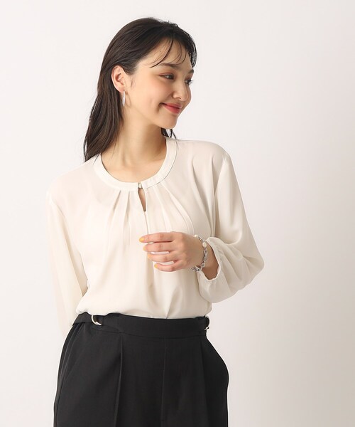 DRESKIP（ドレスキップ）の「◆【無理せずキレイ/イージーケア】ゴールドパーツがアクセント タックブラウス（シャツ/ブラウス・レディース・オフホワイト/アイボリー系/サックスブルー/ブラック系・02/03/04）」の5枚目の写真