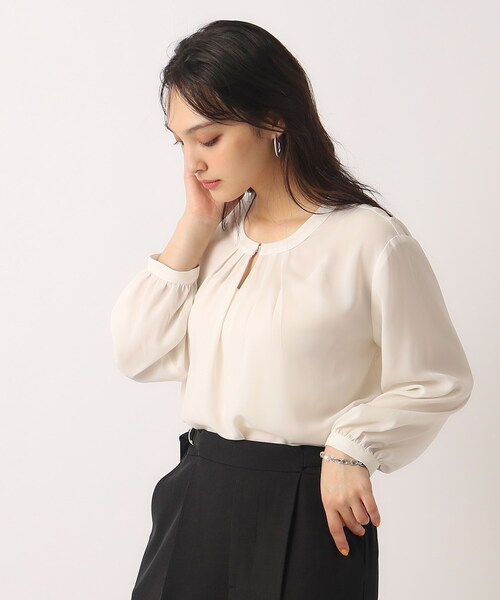 DRESKIP（ドレスキップ）の「◆【無理せずキレイ/イージーケア】ゴールドパーツがアクセント タックブラウス（シャツ/ブラウス・レディース・オフホワイト/アイボリー系/サックスブルー/ブラック系・02/03/04）」の6枚目の写真