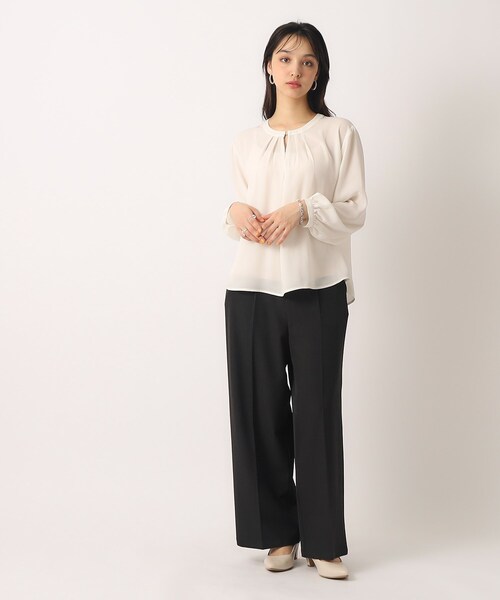 DRESKIP（ドレスキップ）の「◆【無理せずキレイ/イージーケア】ゴールドパーツがアクセント タックブラウス（シャツ/ブラウス・レディース・オフホワイト/アイボリー系/サックスブルー/ブラック系・02/03/04）」の7枚目の写真