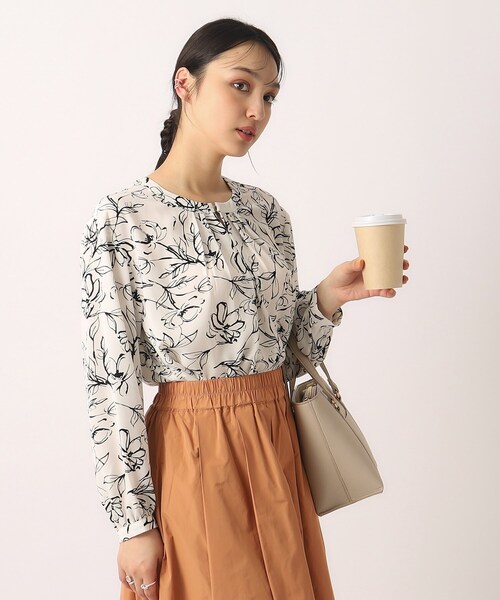 DRESKIP（ドレスキップ）の「◆【無理せずキレイ/イージーケア】ゴールドパーツがアクセント タックブラウス（シャツ/ブラウス・レディース・オフホワイト/アイボリー系/サックスブルー/ブラック系・02/03/04）」の10枚目の写真