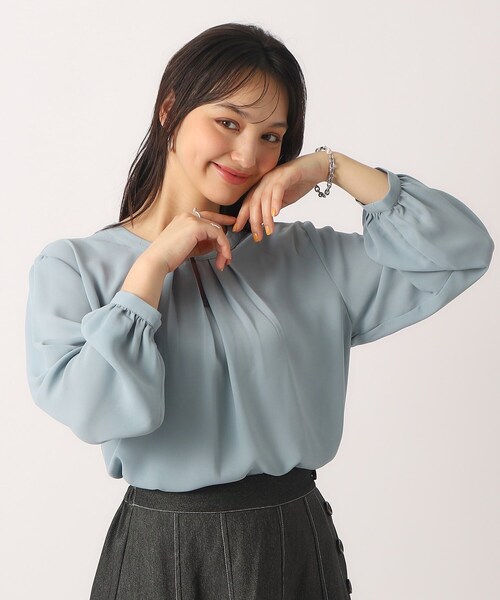 DRESKIP（ドレスキップ）の「◆【無理せずキレイ/イージーケア】ゴールドパーツがアクセント タックブラウス（シャツ/ブラウス・レディース・オフホワイト/アイボリー系/サックスブルー/ブラック系・02/03/04）」の17枚目の写真