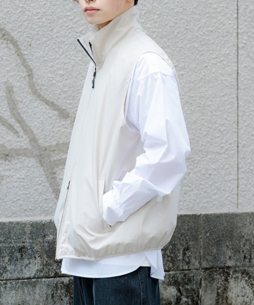 Uiscel(ユイセル)の「Uiscel リップストップスタンドカラーベスト(その他アウター・メンズ・ブラック/ライトベージュ/チャコールグレー・LARGE/MEDIUM)」の1枚目の写真