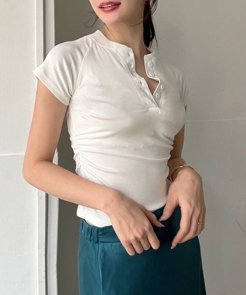 Jewelobe（ジュエローブ）の「ヘンリーネックサイドギャザークロップドTシャツ（Tシャツ/カットソー・レディース・オフホワイト/ブラック/グレー・FREE）」の2枚目の写真