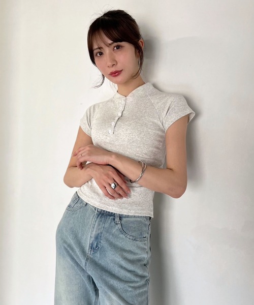 Jewelobe（ジュエローブ）の「ヘンリーネックサイドギャザークロップドTシャツ（Tシャツ/カットソー・レディース・オフホワイト/ブラック/グレー・FREE）」の10枚目の写真