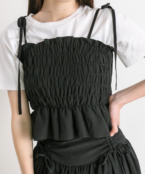 OLIVE des OLIVE(オリーブデオリーブ)の「肩リボンシャーリングビスチェ(シャツ/ブラウス・レディース・オフホワイト/ブラック/サックスブルー/ブラック系・FREE)」の3枚目の写真