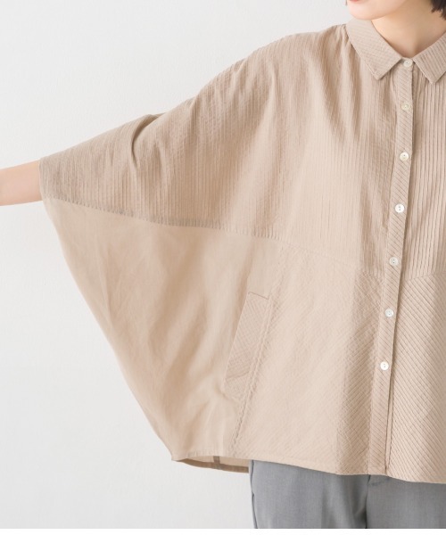 OMNES（オムネス）の「コットンキャンブリックピンタックドルマンシャツ半袖（シャツ/ブラウス・レディース・チャコール/キャメル/グリーン/ラベンダー/ホワイト/ベージュ・FREE）」の21枚目の写真