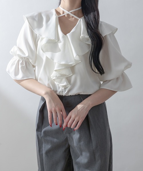 Ambre Neige(アンブルネージュ)の「drawstring volume fill blouse / ドロストボリュームフリルブラウス(シャツ/ブラウス・レディース・チャコールグレー/オフホワイト/ライトブルー・FREE)」の1枚目の写真