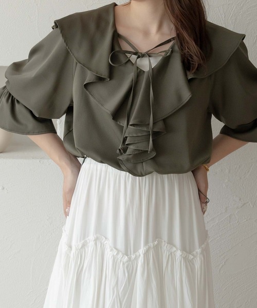 Ambre Neige(アンブルネージュ)の「drawstring volume fill blouse / ドロストボリュームフリルブラウス(シャツ/ブラウス・レディース・チャコールグレー/オフホワイト/ライトブルー・FREE)」の2枚目の写真