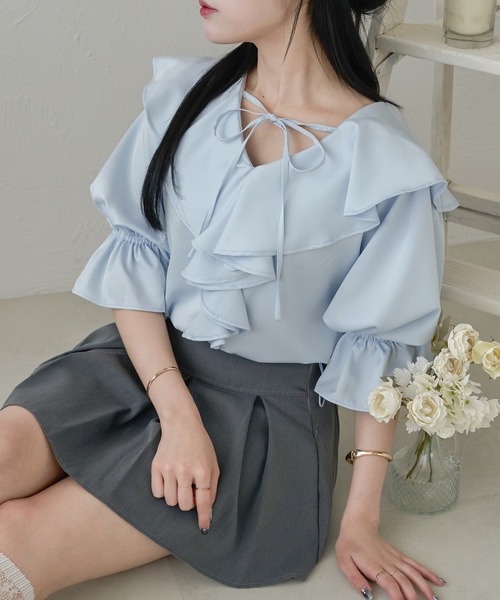 Ambre Neige(アンブルネージュ)の「drawstring volume fill blouse / ドロストボリュームフリルブラウス(シャツ/ブラウス・レディース・チャコールグレー/オフホワイト/ライトブルー・FREE)」の3枚目の写真