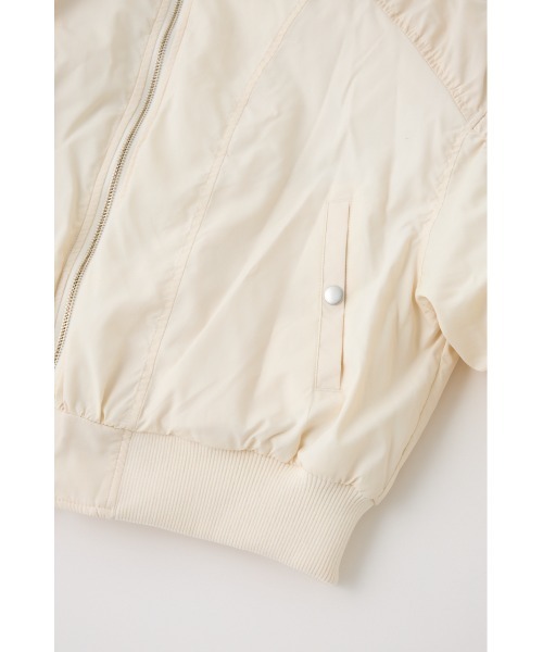 AZUL by moussy（アズールバイマウジー）の「サムホールショートMA-1（MA-1・レディース・カーキ/ブラック/アイボリー・FREE）」の6枚目の写真