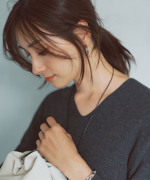 Elura（エルーラ）の「【人気NO.1！2024A/W登場！】抜け感Vネックニット／133673（ニット/セーター・レディース・ブルー系その他4/チャコールグレー/フューシャピンク/ブラック系その他/ベージュ/イエロー・SMALL/LARGE/MEDIUM）」の10枚目の写真