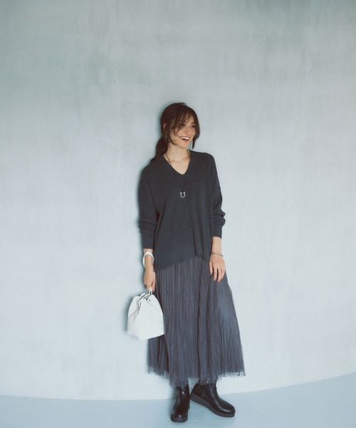 Elura（エルーラ）の「【人気NO.1！2024A/W登場！】抜け感Vネックニット／133673（ニット/セーター・レディース・ブルー系その他4/チャコールグレー/フューシャピンク/ブラック系その他/ベージュ/イエロー・SMALL/LARGE/MEDIUM）」の11枚目の写真