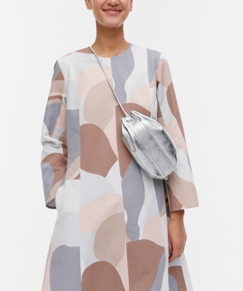 marimekko（マリメッコ）の「Pikku Karla　shoulder bag（ショルダーバッグ・レディース・シルバー・FREE）」の4枚目の写真