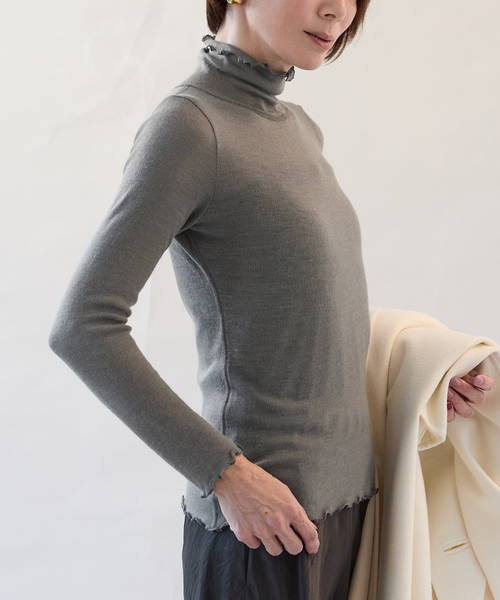 VERMEIL par iena(ヴェルメイユパーイエナ)の「TOQUE (トック)ハリヌキスムスハイネックプルオーバー 778591094(Tシャツ/カットソー・レディース・ブラック・FREE)」の7枚目の写真