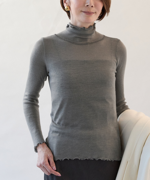 VERMEIL par iena(ヴェルメイユパーイエナ)の「TOQUE (トック)ハリヌキスムスハイネックプルオーバー 778591094(Tシャツ/カットソー・レディース・ブラック・FREE)」の8枚目の写真