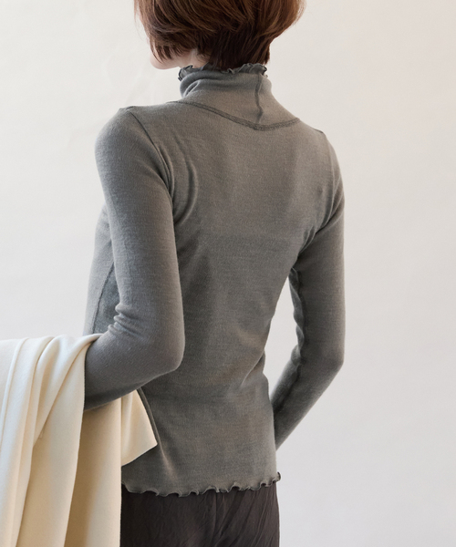 VERMEIL par iena(ヴェルメイユパーイエナ)の「TOQUE (トック)ハリヌキスムスハイネックプルオーバー 778591094(Tシャツ/カットソー・レディース・ブラック・FREE)」の9枚目の写真