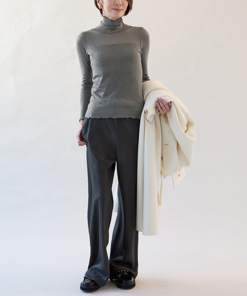 VERMEIL par iena(ヴェルメイユパーイエナ)の「TOQUE (トック)ハリヌキスムスハイネックプルオーバー 778591094(Tシャツ/カットソー・レディース・ブラック・FREE)」の10枚目の写真