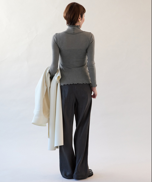 VERMEIL par iena(ヴェルメイユパーイエナ)の「TOQUE (トック)ハリヌキスムスハイネックプルオーバー 778591094(Tシャツ/カットソー・レディース・ブラック・FREE)」の11枚目の写真