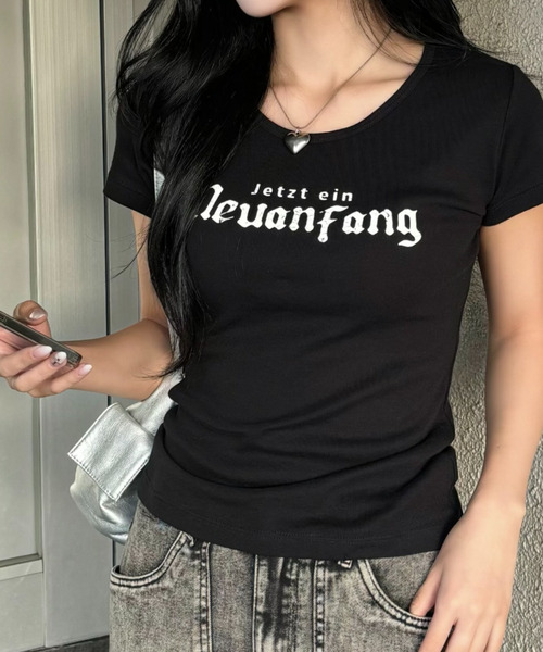 Ada.(エイダ)の「レタリングデザイン ロゴ 半袖Tシャツ(Tシャツ/カットソー・レディース・ブラック/ホワイト・FREE)」の1枚目の写真