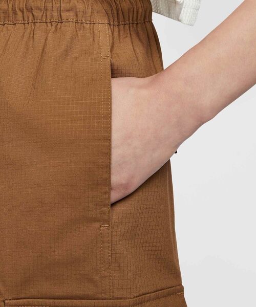 NIKE(ナイキ)の「ナイキ スポーツウェア ウィメンズ ミッドライズ カーゴ パンツ / Nike Sportswear Women's Mid-Rise Cargo Pants FV7521-281 Light British Tan(カーゴパンツ・レディース・ライトブラウン・S/M/L/2XL/XL/XS)」の8枚目の写真