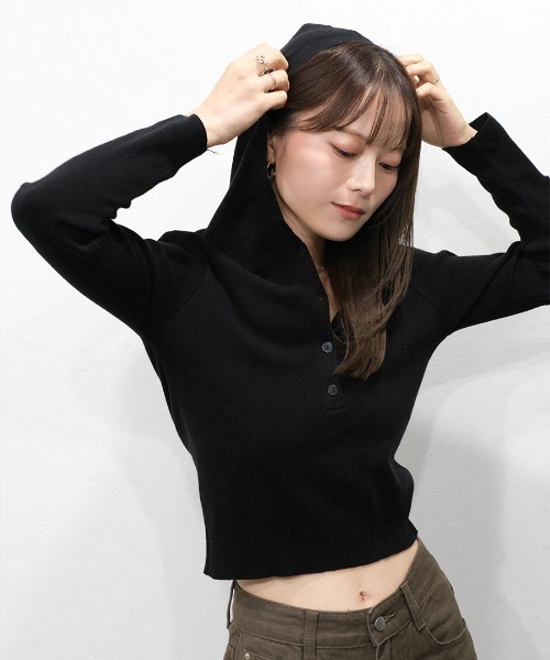 Reurie'(レウリィ)の「クロップドフーディーニット/cropped hoodie knit 長袖 フード付き プルオーバー カジュアル 韓国 Y2K ストリート シンプル アイボリー 白 ブラック 黒 モノトーン(Tシャツ/カットソー・レディース・ブラック/アイボリー・FREE)」の2枚目の写真