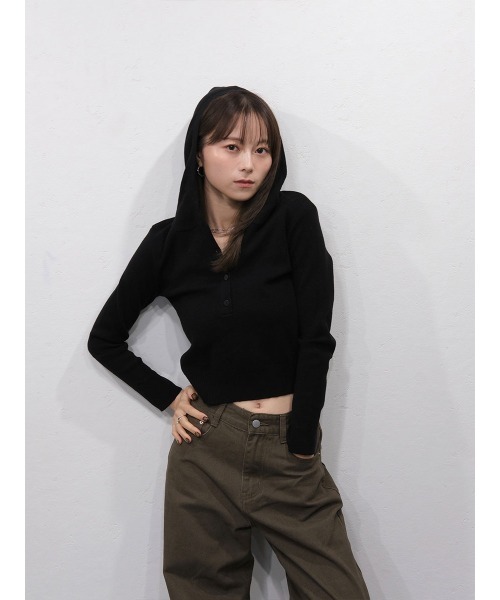 Reurie'(レウリィ)の「クロップドフーディーニット/cropped hoodie knit 長袖 フード付き プルオーバー カジュアル 韓国 Y2K ストリート シンプル アイボリー 白 ブラック 黒 モノトーン(Tシャツ/カットソー・レディース・ブラック/アイボリー・FREE)」の5枚目の写真