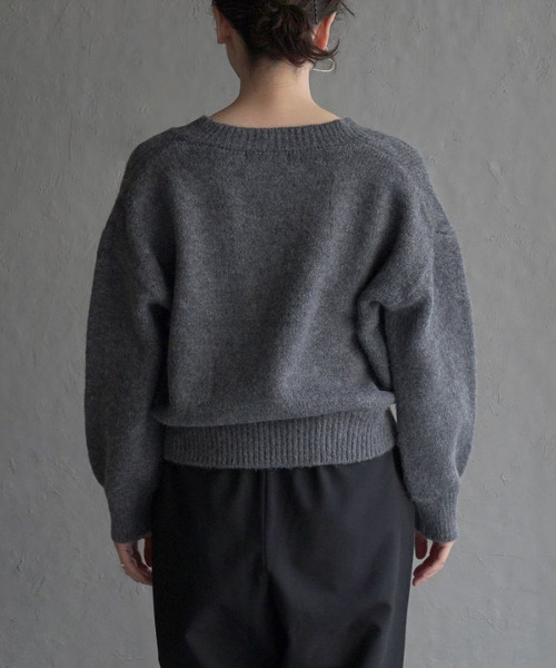 apartment department(アパートメントデパートメント)の「Vネックドロップコクーンプルオーバー(ニット/セーター・レディース・チャコールグレー/グレイッシュベージュ・フリー)」の15枚目の写真