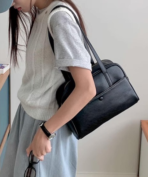 Teem Store(チームストア)の「【大容量/iPad対応/A5対応◎】【動画あり/お気に入り数2.6万人突破!/累計販売数5000点!】フロントポケットスクエアショルダーバッグ マチあり(ショルダーバッグ・レディース・ブラック/ブラウン・F)」の7枚目の写真