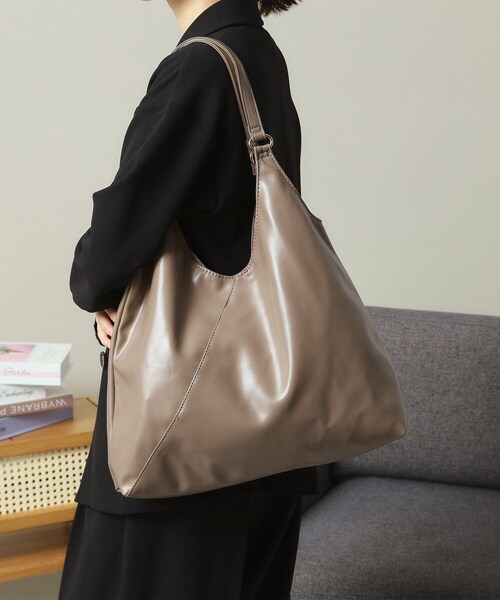 ITS'DEMO（イッツデモ）の「【A4対応】合皮Vカットトート（トートバッグ・レディース・ブロンズ/シルバー/ナチュラル/ブラック・00）」の3枚目の写真