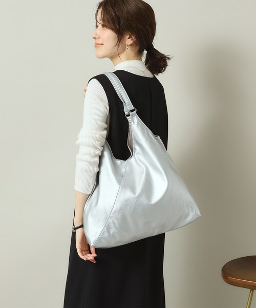 ITS'DEMO（イッツデモ）の「【A4対応】合皮Vカットトート（トートバッグ・レディース・ブロンズ/シルバー/ナチュラル/ブラック・00）」の5枚目の写真